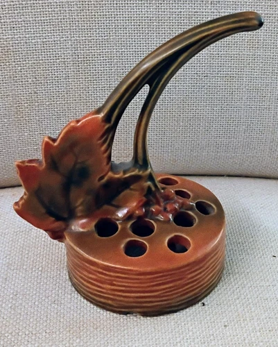 VINTAGE ROSEVILLE POTTERY BUSHBERRY FLOWER FROG #45