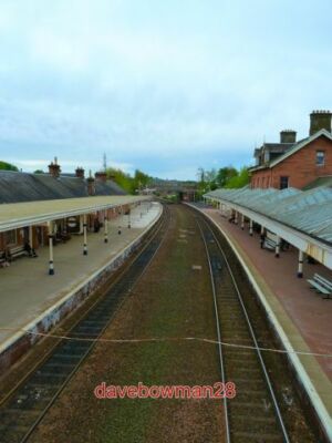 FOTO DUMFRIES BAHNHOF BLICK AUF DIE LINIE IN RICHTUNG CARLINE AUFGENOMMEN VOM PE