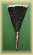 kleiner Gamsbart mit Hülse und Anstecknadel