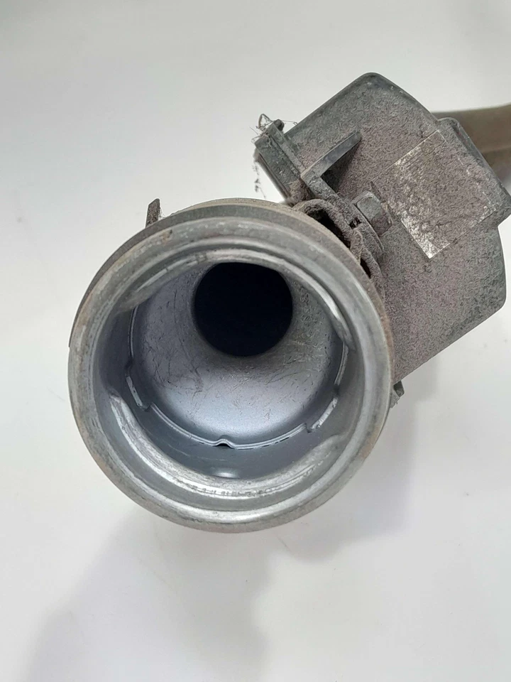 06-14 Conjunto de tubo de llenado de cuello de llenado de combustible Kia Sedona OEM 310304D500 Foto 2 de 4