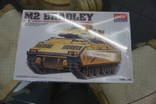 1/35 Academy M2 Bradley US Army Infantry Fighting Vehicle (14081)