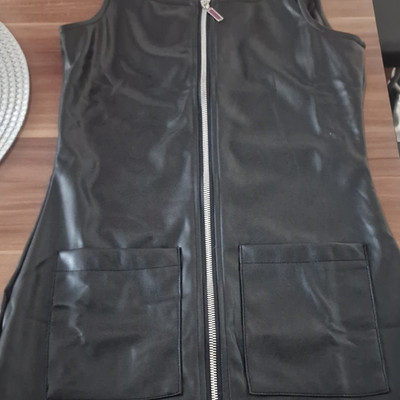 happyn house Kunstleder Minikleid schwarz ärmellos RV Taschen Gr. 158/164