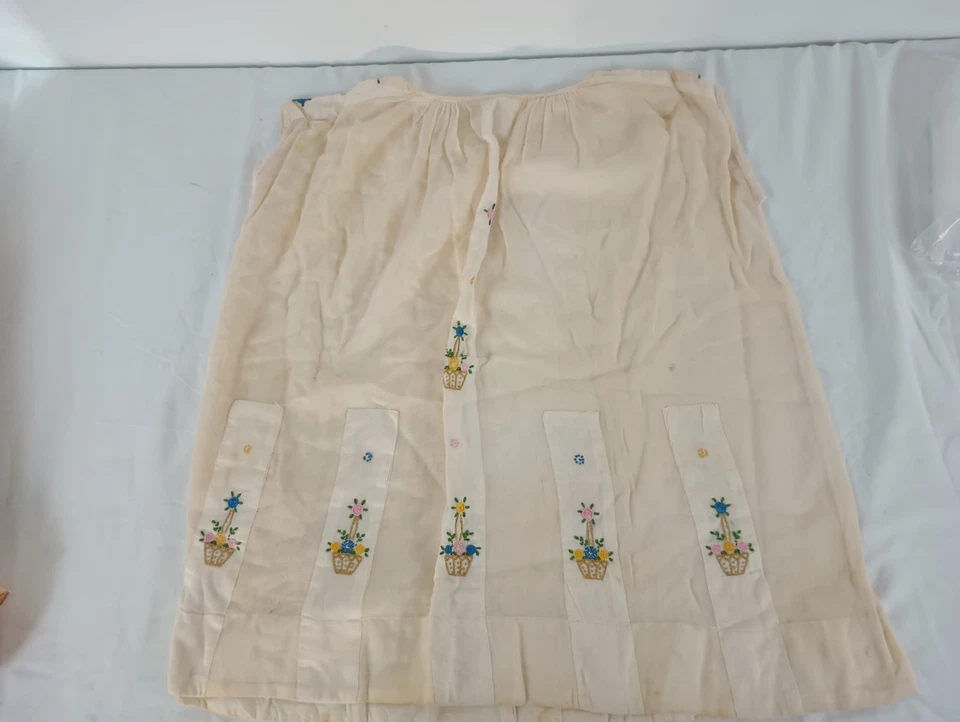 ¿De colección años 30? Lote de 3 piezas bordadas de vestido pantalón camisa bebé niña Foto 2 de 4