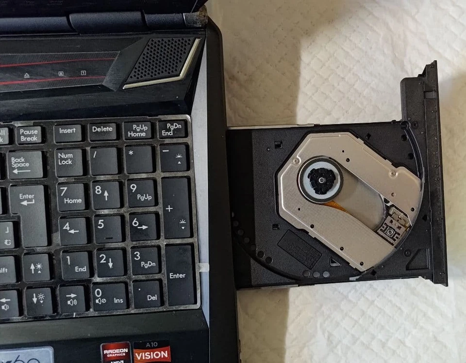 MSI GX60 15.6 Inch Gaming Laptop AMD A10-4600M 16GB RAM 128GB SSD 750GB HDD - Image 4 of 4