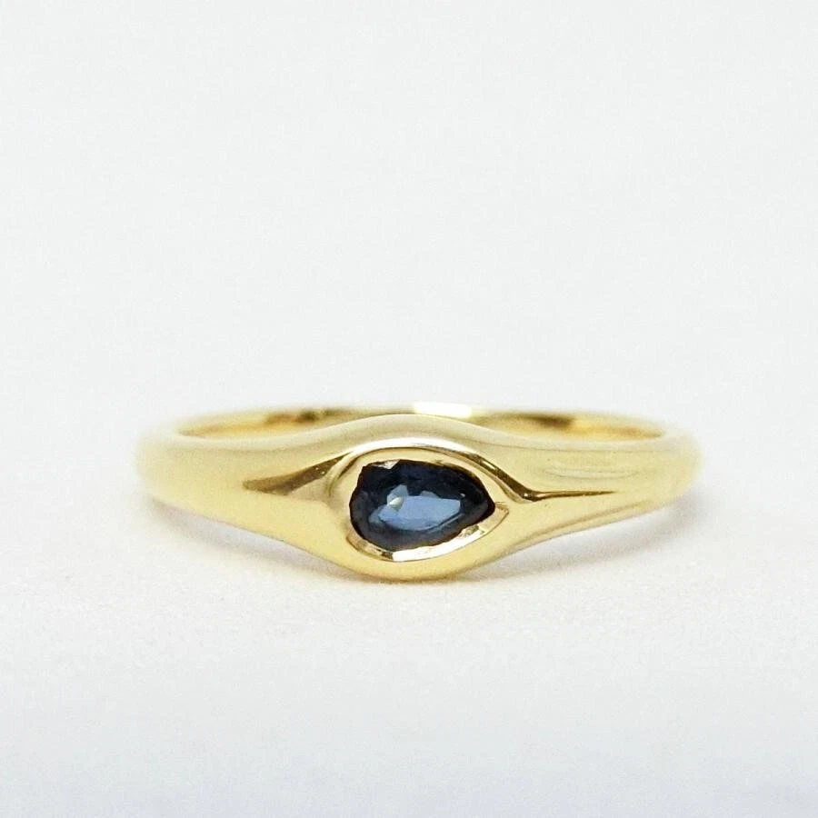 Gold band deals with sapphire