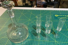 Vintage Wine VTG Decanter Carafe with 5 glasses