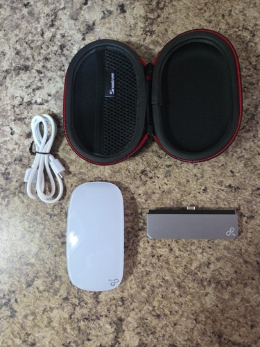 Apple Magic Mouse, adaptateur multiport USB, étui et câbles.