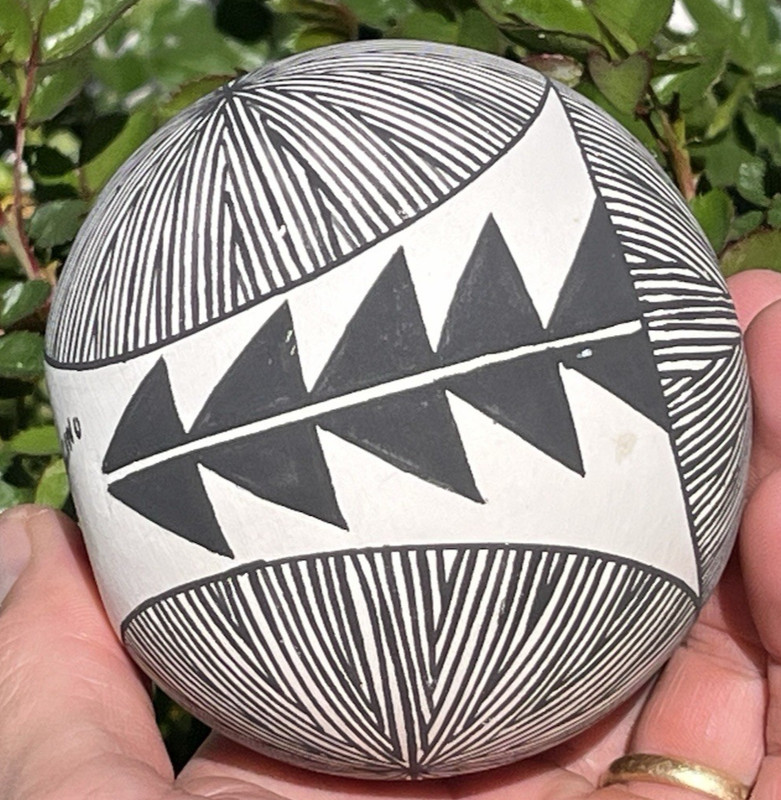 Vintage Z. SARRACINO New Mexico Acoma Small Seed Pot Black White Fine Lines