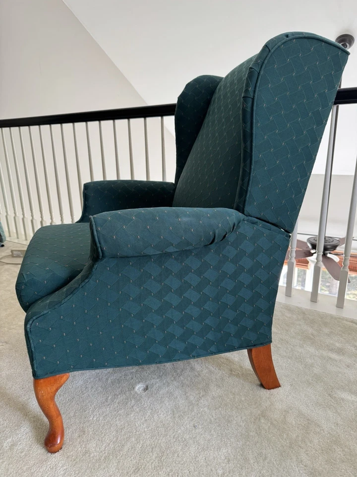 Elegante reclinable vintage con respaldo de ala: recientemente tapizado en hoja verde y dorada Foto 2 de 4