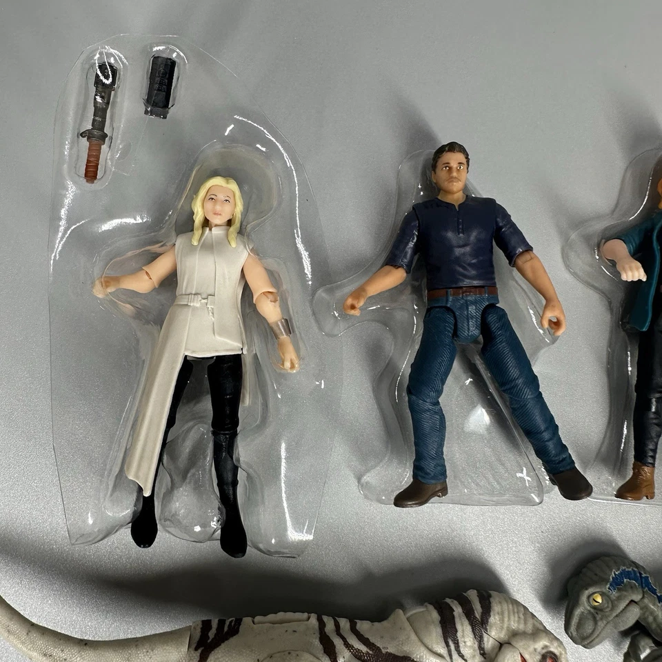 Lote de figuras de acción Jurassic World Owen Claire Soyona Beta y Atrociraptor 3,75" Foto 2 de 4