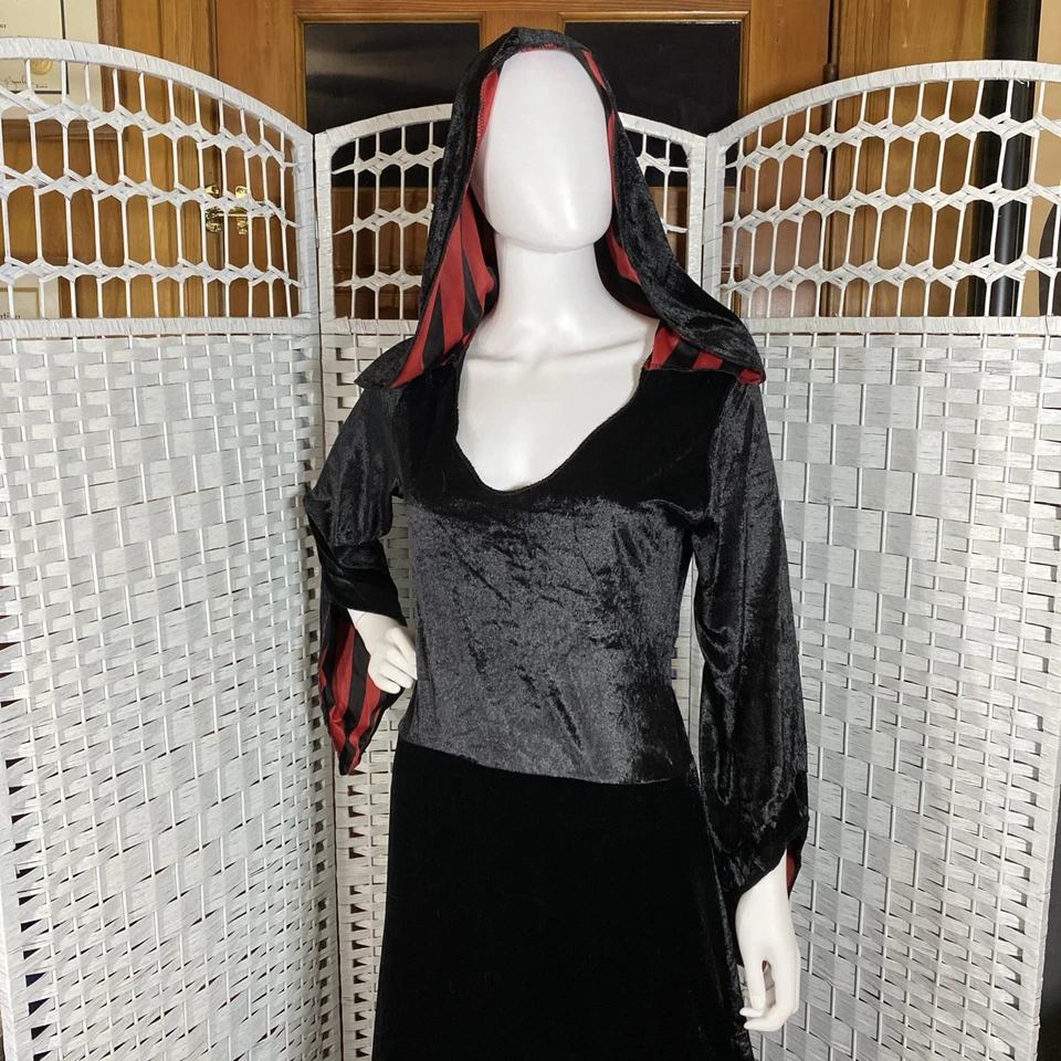 Disfraz Caleidoscopio Mujeres Grande Negro Con Capucha Bruja Vestido Rojo Rayas Abertura Foto 4 de 4