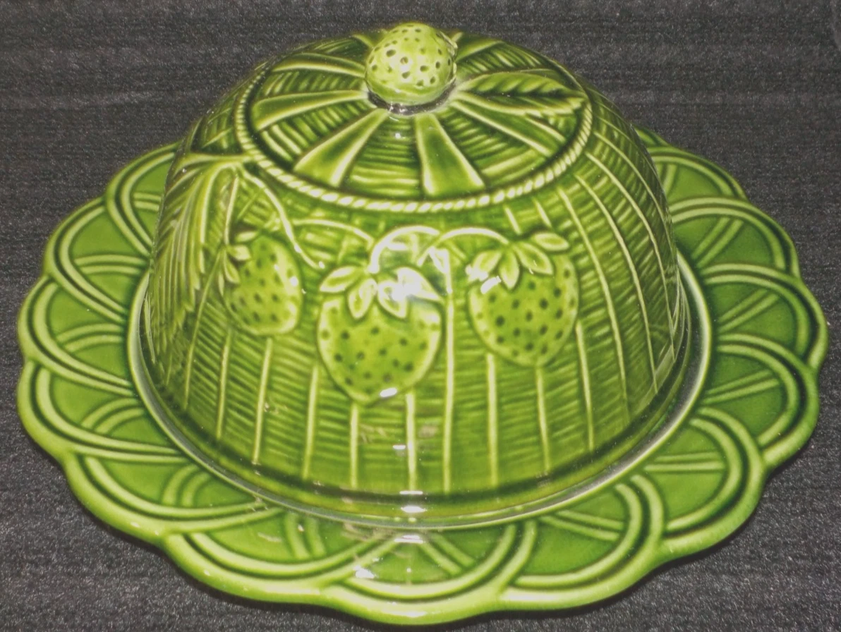 Covered CHEESE or BUTTER Dish Green Ceramic Weave Strawberry w/ Dome Lid ITALY