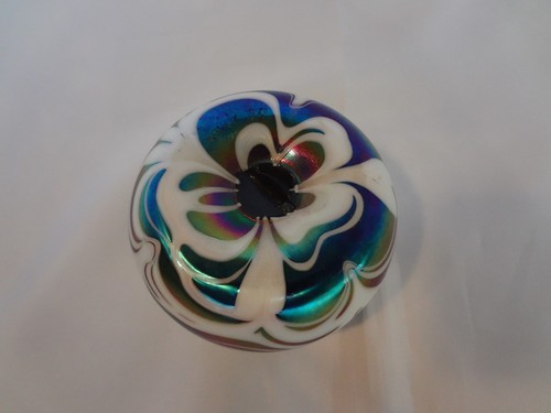 Vintage Art Glass Round Paperweight - White Pulled Hearts on Purple Green Base - Picture 7 of 8