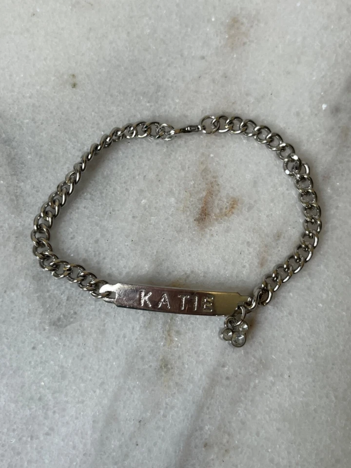 "Pulsera vintage con nombre ID Katie tono plata enchapada en rodio 8"" Disney Mickey Mouse" Foto 2 de 4
