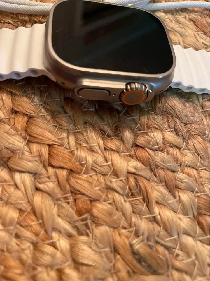 Apple Watch Ultra 49mm estojo de titânio com pulseira branca, pequeno (GPS + safira Ce - Imagem 3 de 4