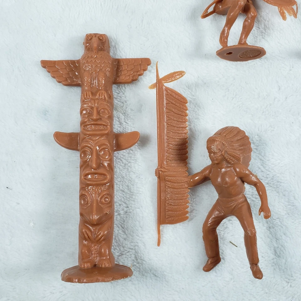 Juego de 14 figuras de indios vintage de Marx Fort Apache y 1 tótem caramelo Foto 2 de 4