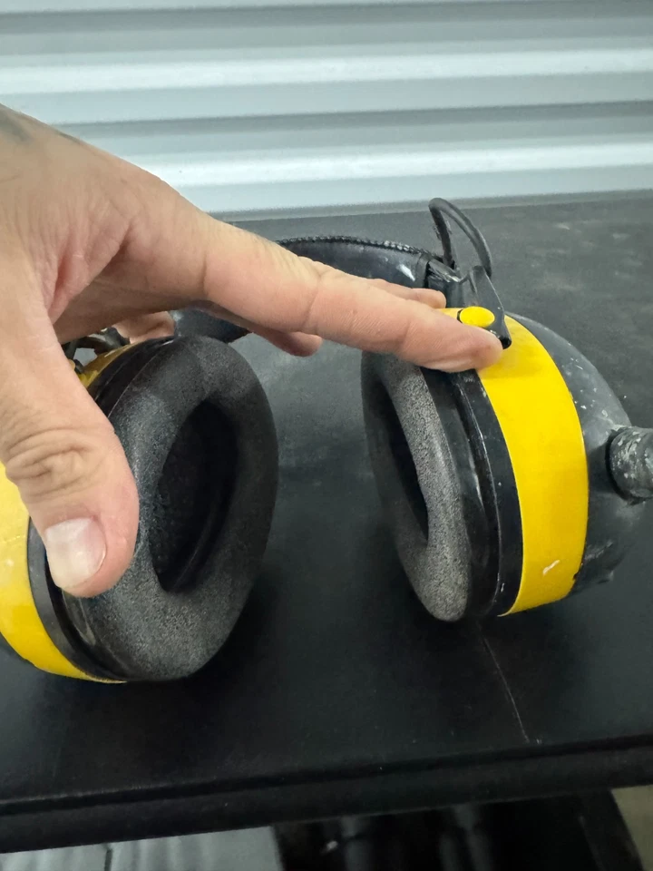 3M Peltor Worktunes AM/FM Headphones with Auxiliary Cable and Set of Batteries - Image 4 of 4