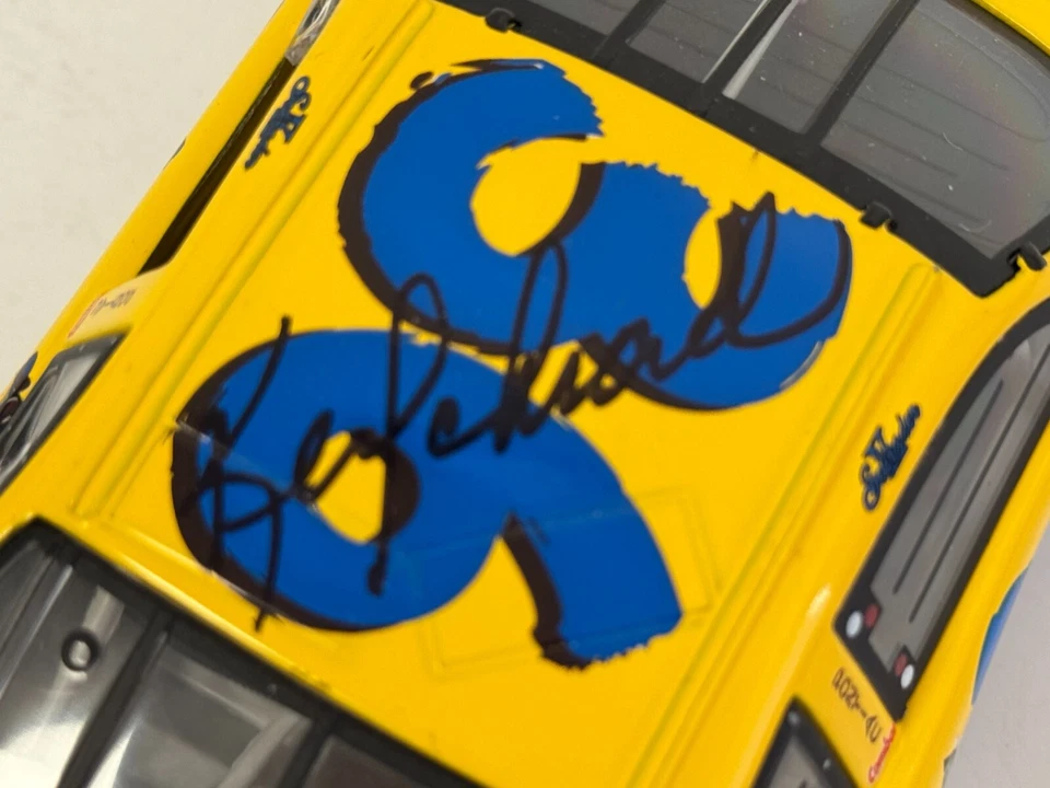 Ken Schrader 1:24 #36 M&M'S 2001 Pontiac Grand Prix SIGNED Diecast Nascar ACTION - Image 3 of 4