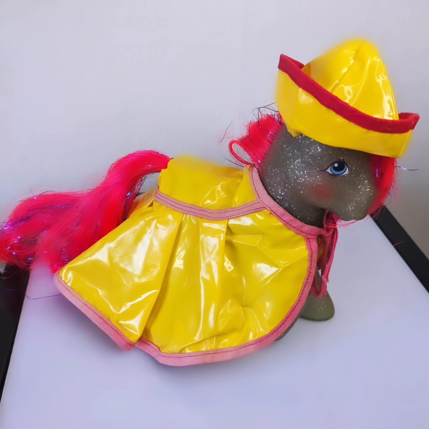 Abito My Little Pony UK Rainy Day abbigliamento impermeabile e cappello vintage Hasbro NO PONY