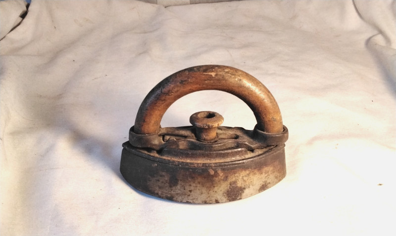ANTIQ. MINATURE UNMARKED  SAD IRON W/QUICK CHANGE CURVED WOOD HANDLE
