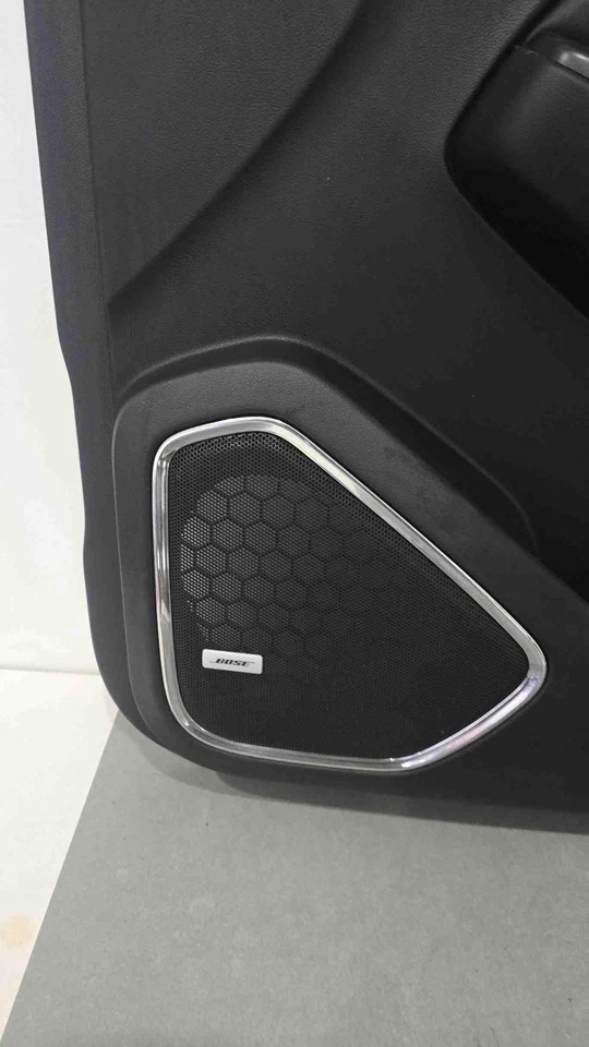 Chevrolet Suburban 2017-2020 panel de moldura de puerta delantera derecha OEM 84365646 Foto 2 de 4