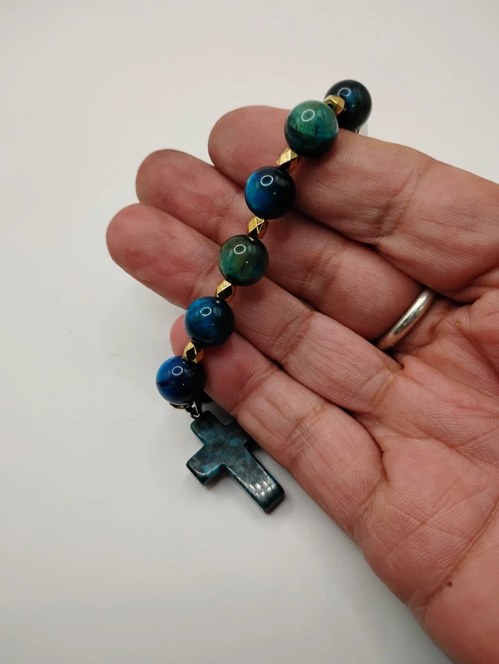 La Cruz Adorna Esta Pulsera Color Jade Foto 3 de 4