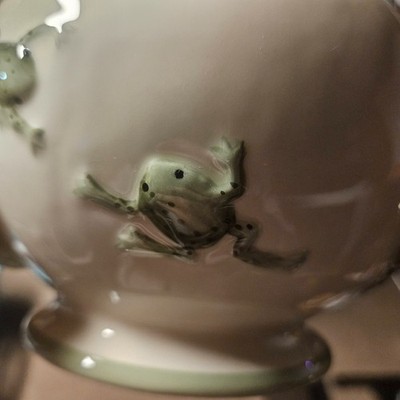Little Crawling Frogs Teapot. Very Cute. Can't find one like it!