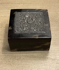 FAUX TORTOISE SHELL & SILVER FLORAL LID PILL, SNUFF BOX