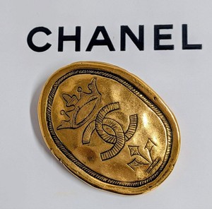 Authentic CHANEL Vintage Coco Mark Crown Oval Brooch 26 Gold Plated CC Logo From Japan