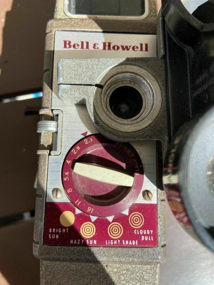 Vintage Bell & Howell deux-cinquante-deux (252) 8 MM Movie Camera - Photo 2/4