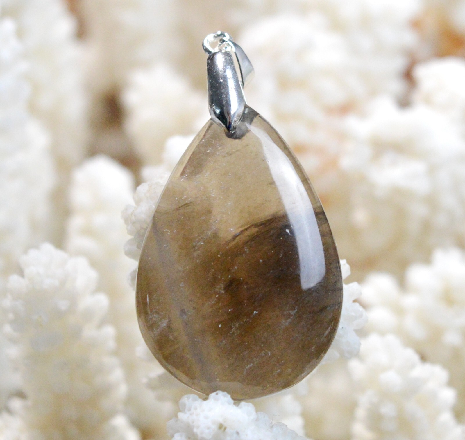Pendentif en quartz fumé de Madagascar, un cabochon naturel de 50 carats chargé d'histoire