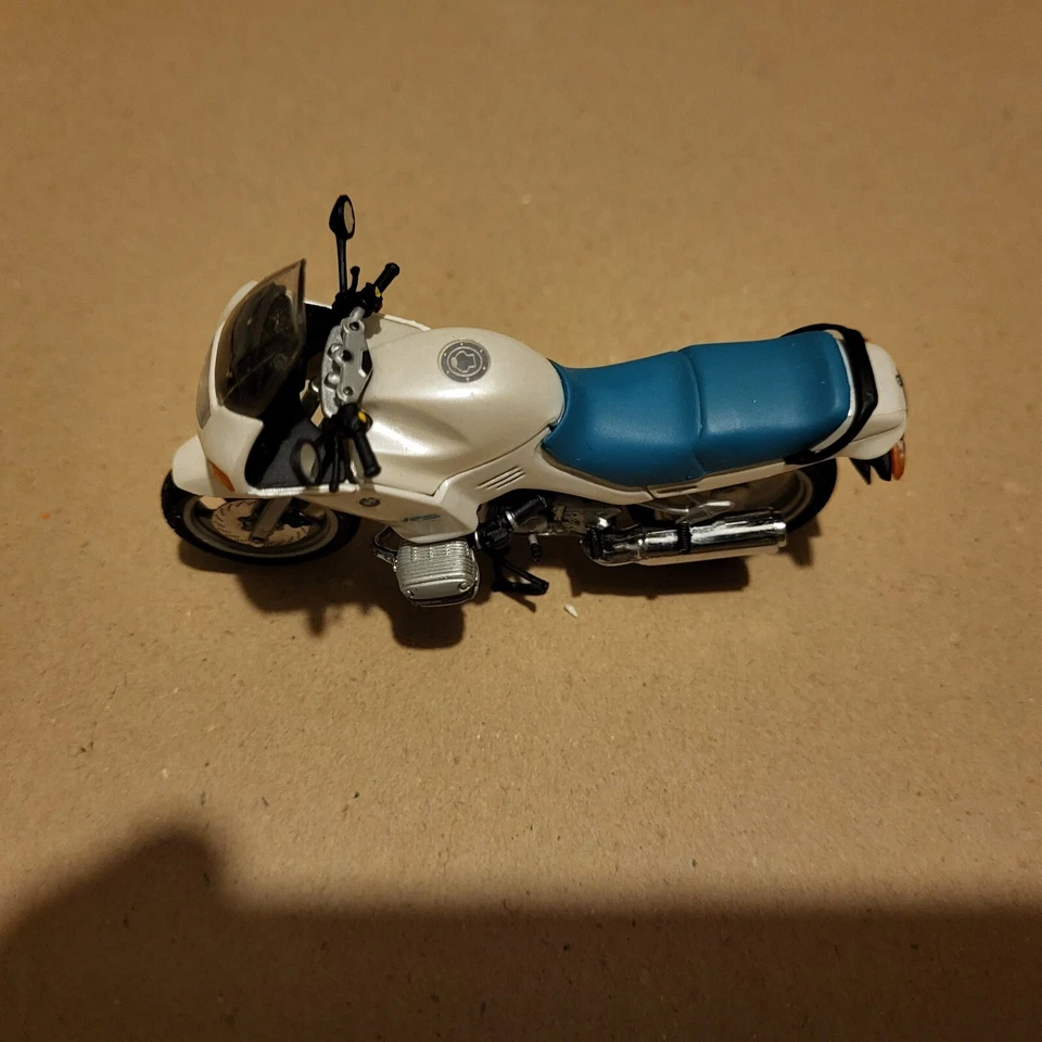 - Minichamps  moto 1/24  B M W - RS 1100 Gris clair métal, SELLE bleu turquoise - Photo 4/4