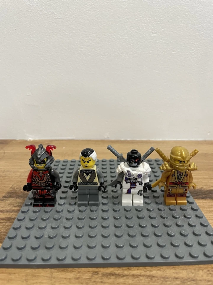 LEGO Bricktober Ninjago 2017 n° 5004938 -Exclusive Minifigures Toys'R'Us - Photo 1/1
