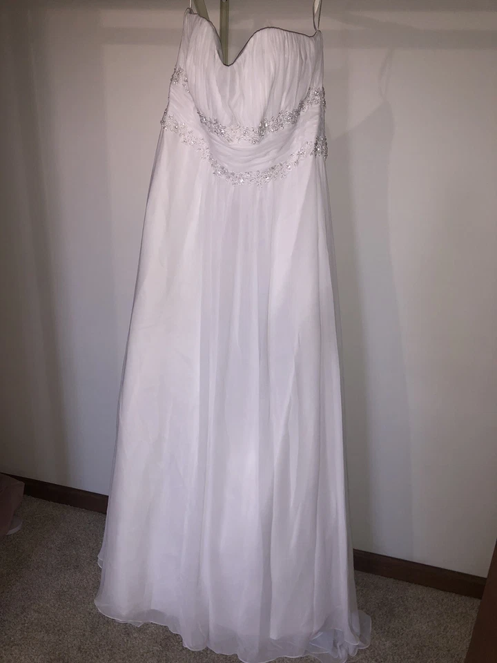 Vestido de novia 16w David's Bridal 9V9743 blanco Foto 3 de 4