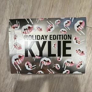 Kylie Cosmétiques Vacances Edition 9-Piece Gloss pour lèvres & Jeu de rouge à lèvres