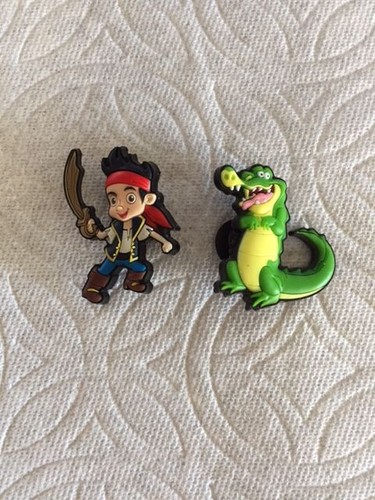 CIONDOLI PER SCARPE JAKE & THE PIRATES JIBBITZ JAKE PIRATES ADATTI A CROCS TICK-TOCK JIBBITZ - Foto 1 di 3