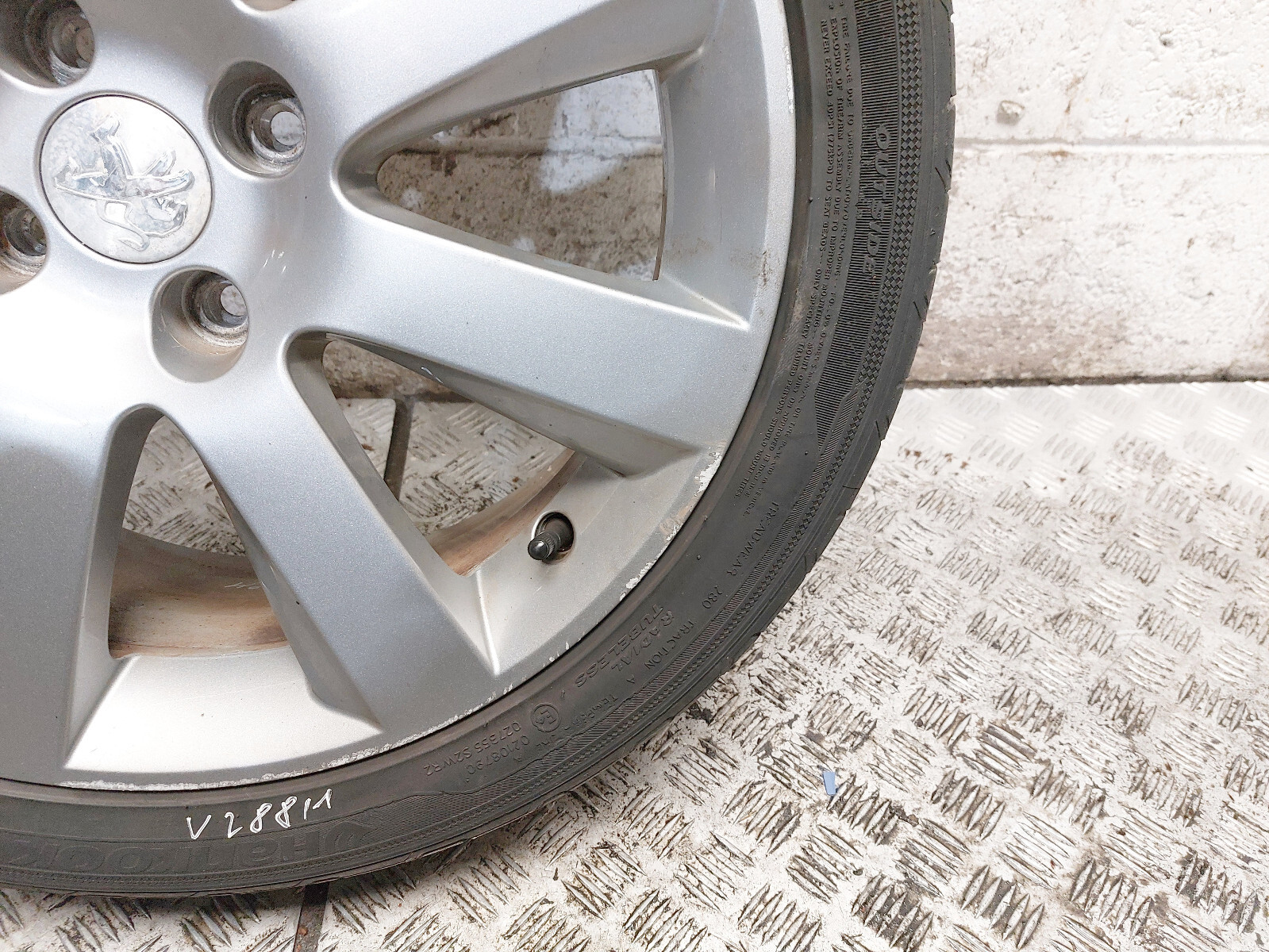 PEUGEOT 5008 MK1 18" INCH ALLOY WHEEL WITH DAMAGED TYRE 9675496577 7J