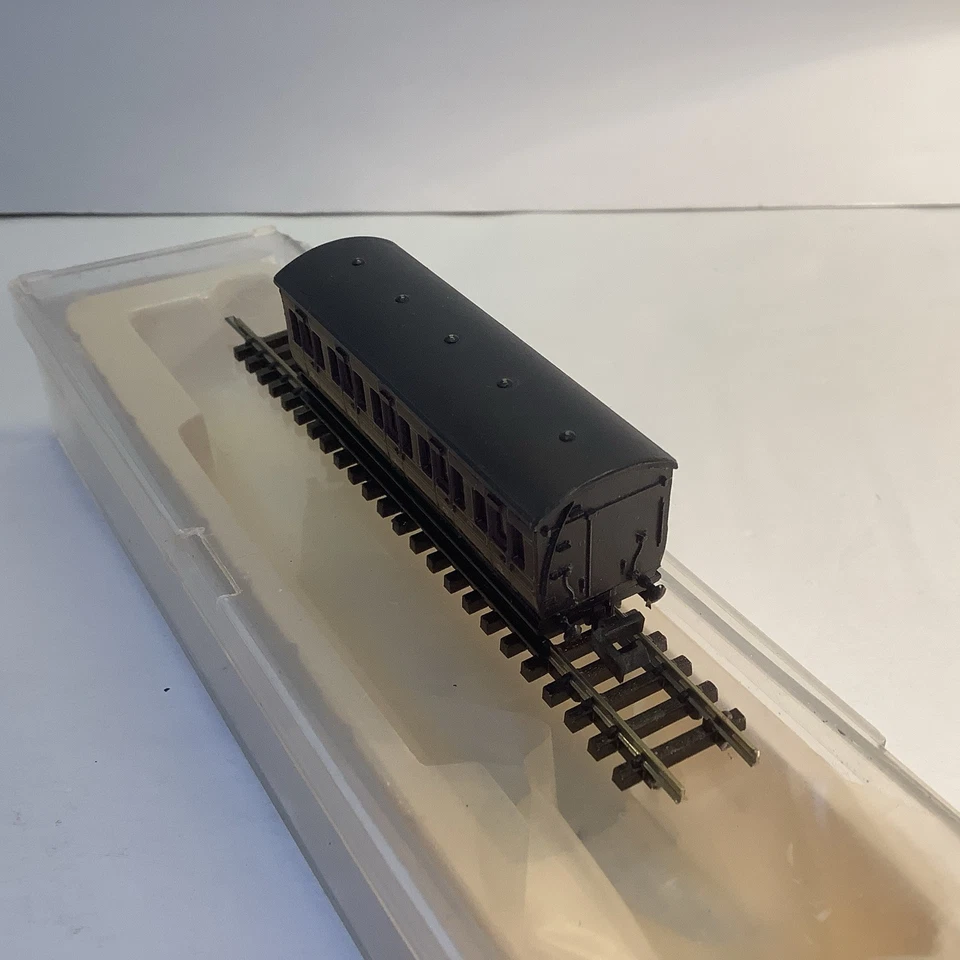 Graham Farish N Gauge 0661 Rake of 3 LMS 4 Wheeled Coaches in Maroon Livery  - Image 4 of 4