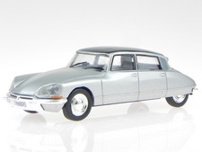 Citroen DS 21 silver modelcar in showcase 1:43