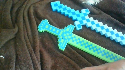 Minecraft Swords: Both Light Up/Make Noise Blue 2' AND Green Pixal Diamond 21" - Foto 7 di 13