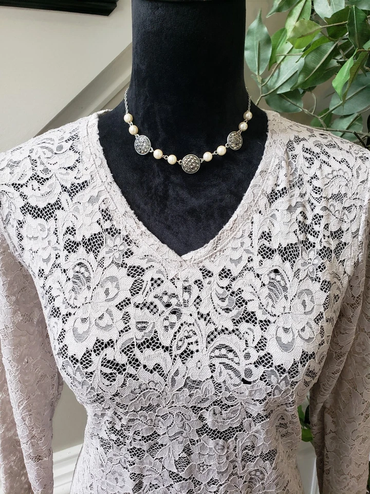 Blusa Top Feminina Logo Camadas Bege Floral Nylon Casual Decote V Manga Longa M - Imagem 2 de 4