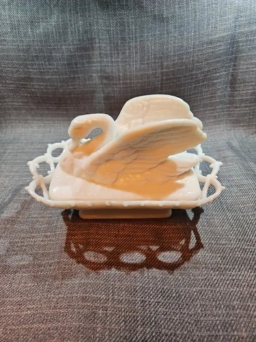 VINTAGE WESTMORELAND / SWAN ON NEST / RAISED WINGS / ELEGANT / LACE EDGING