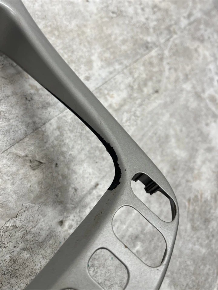 Chevrolet Chevy Equinox 2005-2006 ventilaciones centrales tablero embellecedor radio bisel imperfecciones Foto 2 de 4