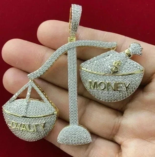 Colgante de moissanita real de corte redondo de 3 quilates escalas personalizadas para hombre enchapado en oro amarillo de 14 quilates Foto 3 de 4