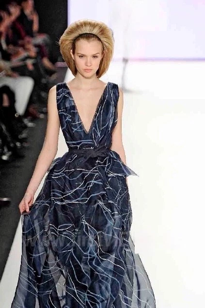 Vestido FAIRY TALE Carolina Herrera $8780 passarela PINTADO À MÃO SEDA com xale 6 - Imagem 4 de 4