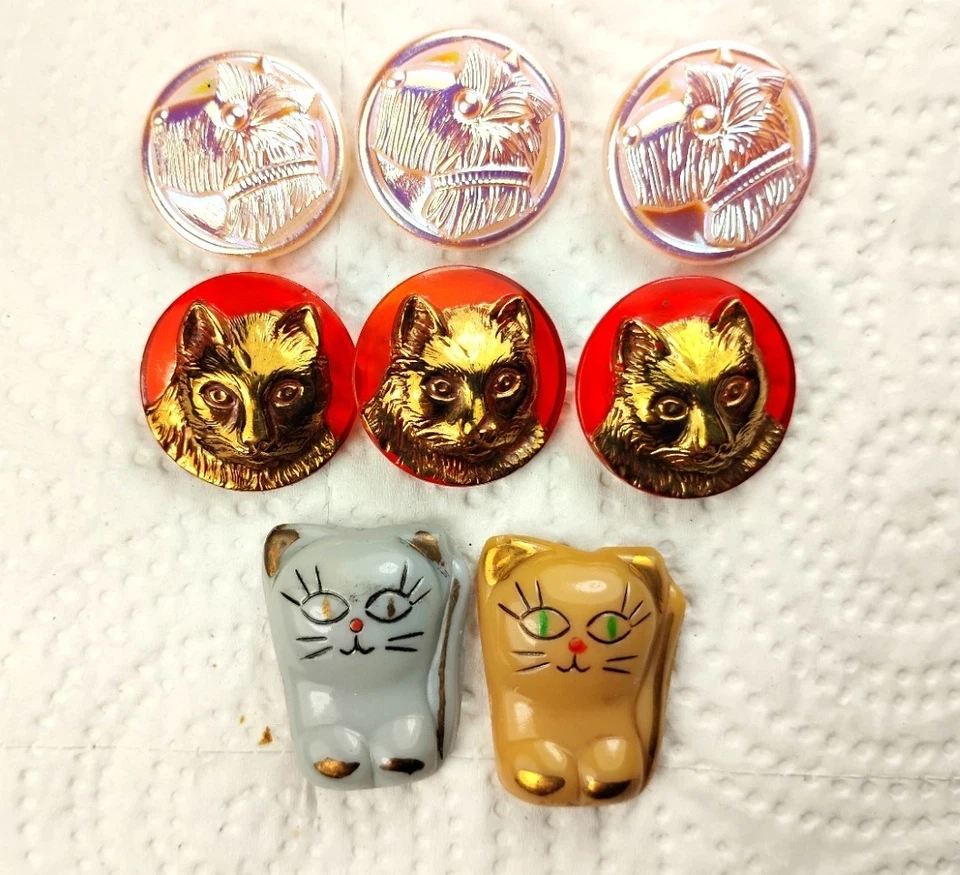 Vintage Round Czech Glass Art Deco Cat and Dog Button Lot - Image 2 of 2