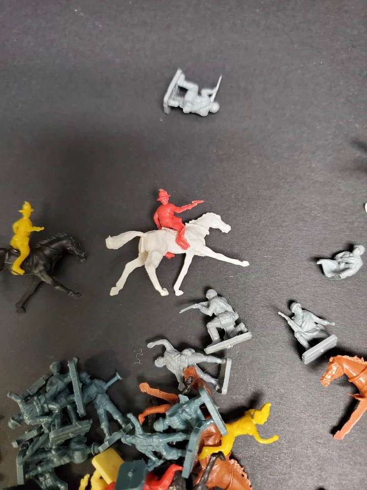 Vintage Plastic Toy Soldiers Mixed Color LOT Cowboys Indians Native American b - Image 3 of 4