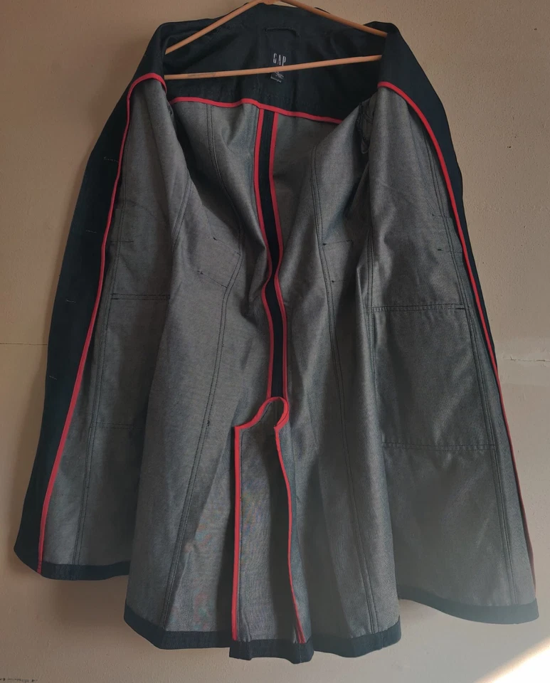 Gabardina larga de mezclilla azul oscuro GAP con cinturón y 4 botones 2 bolsillos grandes mediana Foto 3 de 4