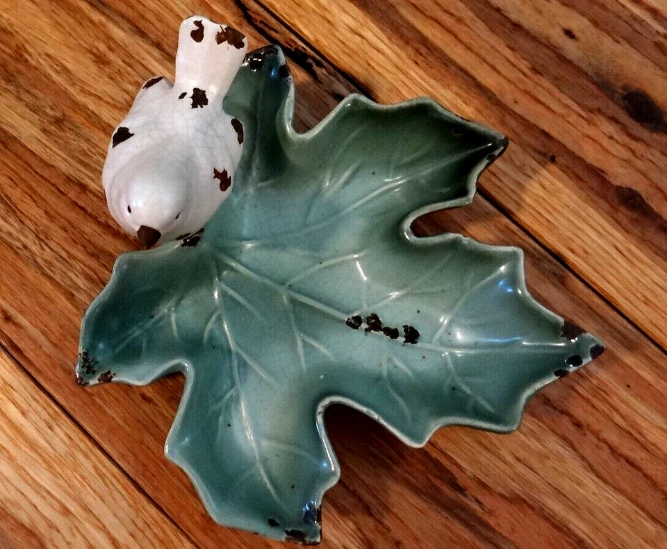 Plato de cerámica pequeño Bird On A Leaf colecciones de tili de Creative Co-Op Foto 2 de 4