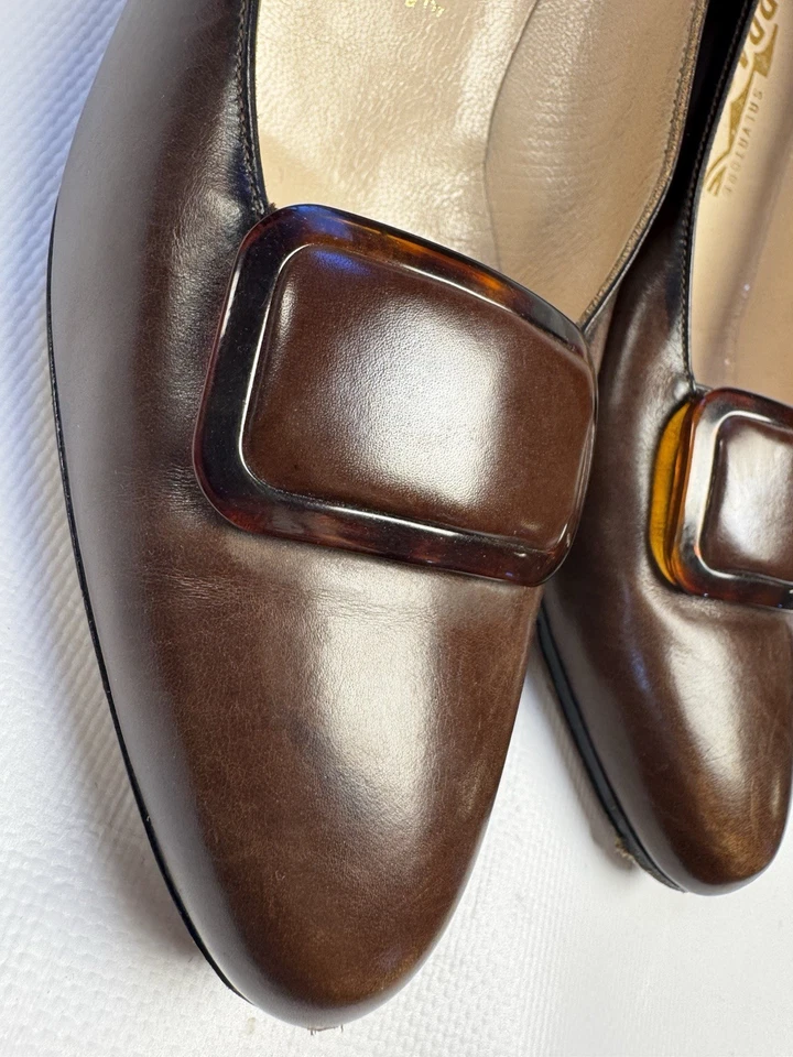 Tacones bajos vintage FERRAGAMO con hebilla de tortuga - Hechos en ITALIA 8,5 estrechos Foto 4 de 4